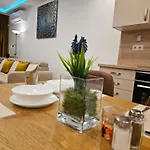 Comfort - Private Balcony - Free Parking Apartament *