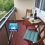 Comfort - Private Balcony - Free Parking Apartment *