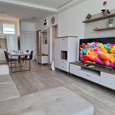 Comfort - Private Balcony & Free Parking - Ac Апартаменты *