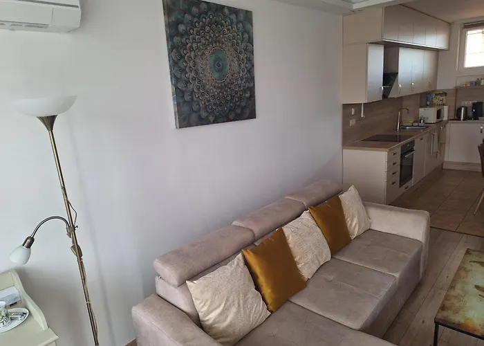 Comfort Apartment, Balcony, Free Parking, Ideal For Longer Apartment *